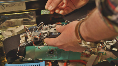 智能设备新突破：可透视皮肤监测血液成分